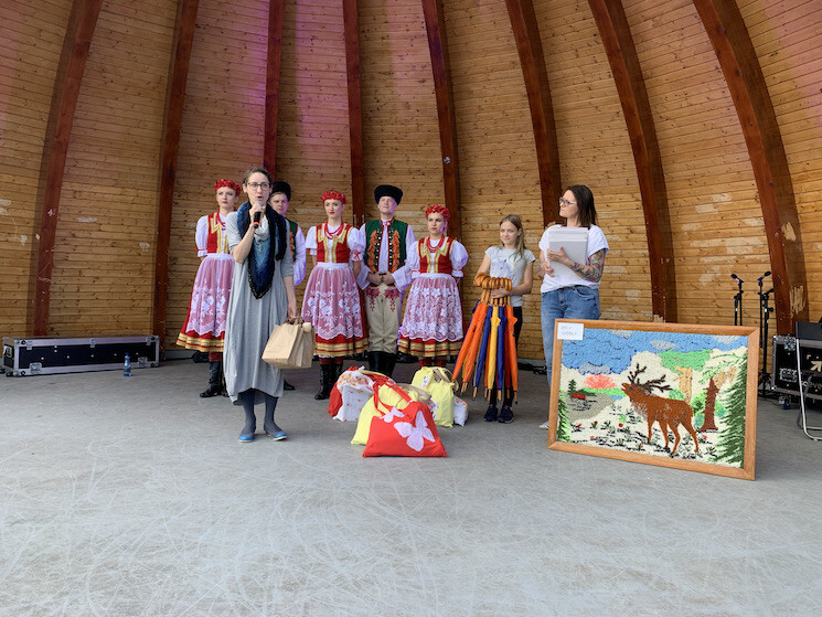 wręczenie nagród na scenie
