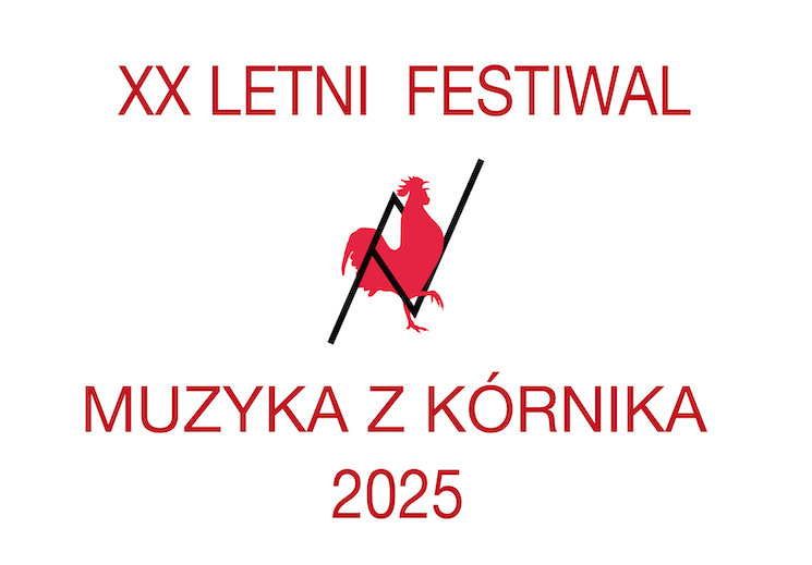 Czerwone litery na białym tle. Po środku logo w kształcie koguta