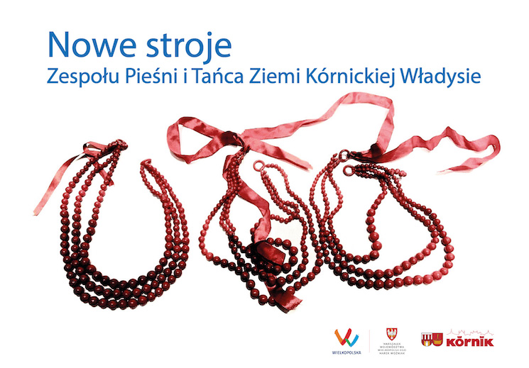 U góry strony niebieski napis, pod spodem czerwone korale. W dolnej części loga.